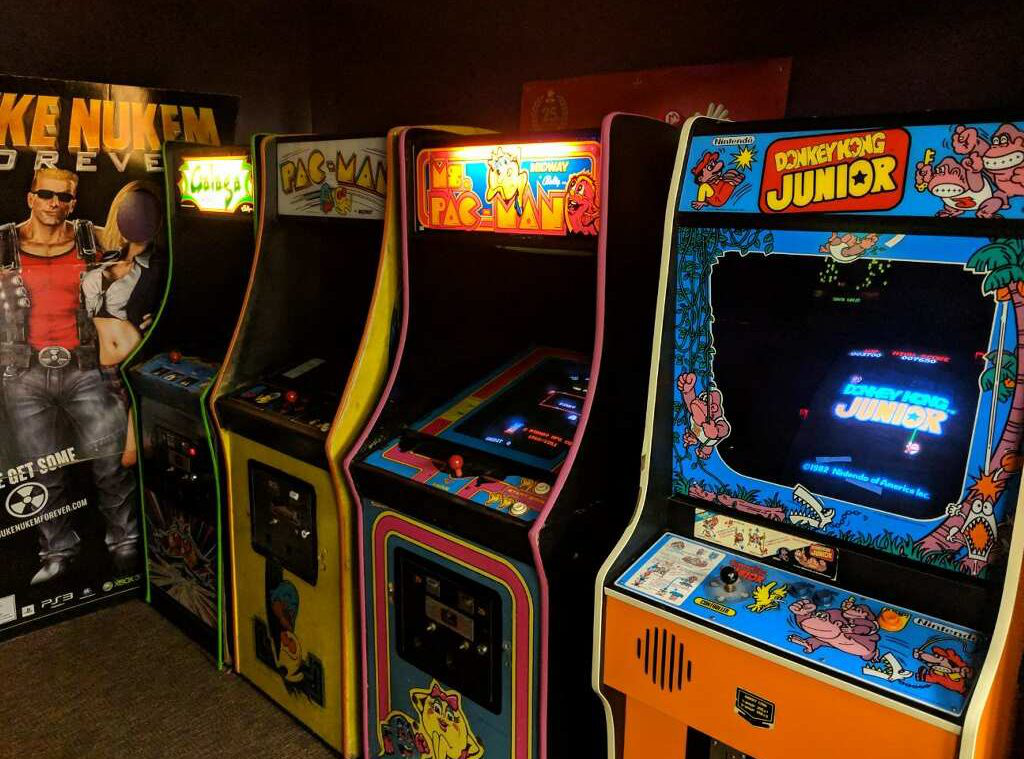 2 arcade games. Аркадный магазин. Аркадные игры магазин. Аркадный магазин 1981.